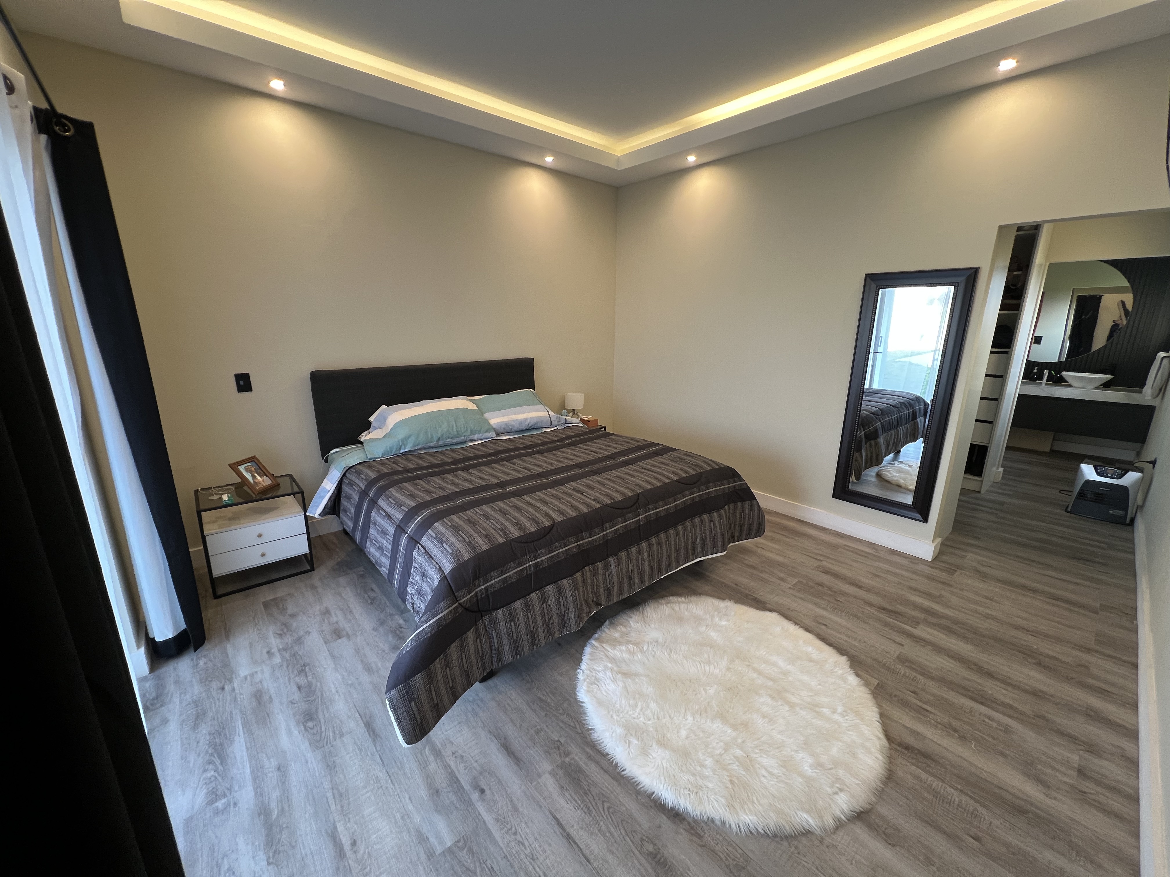 Dormitorio minimalista con iluminación natural en Chillán