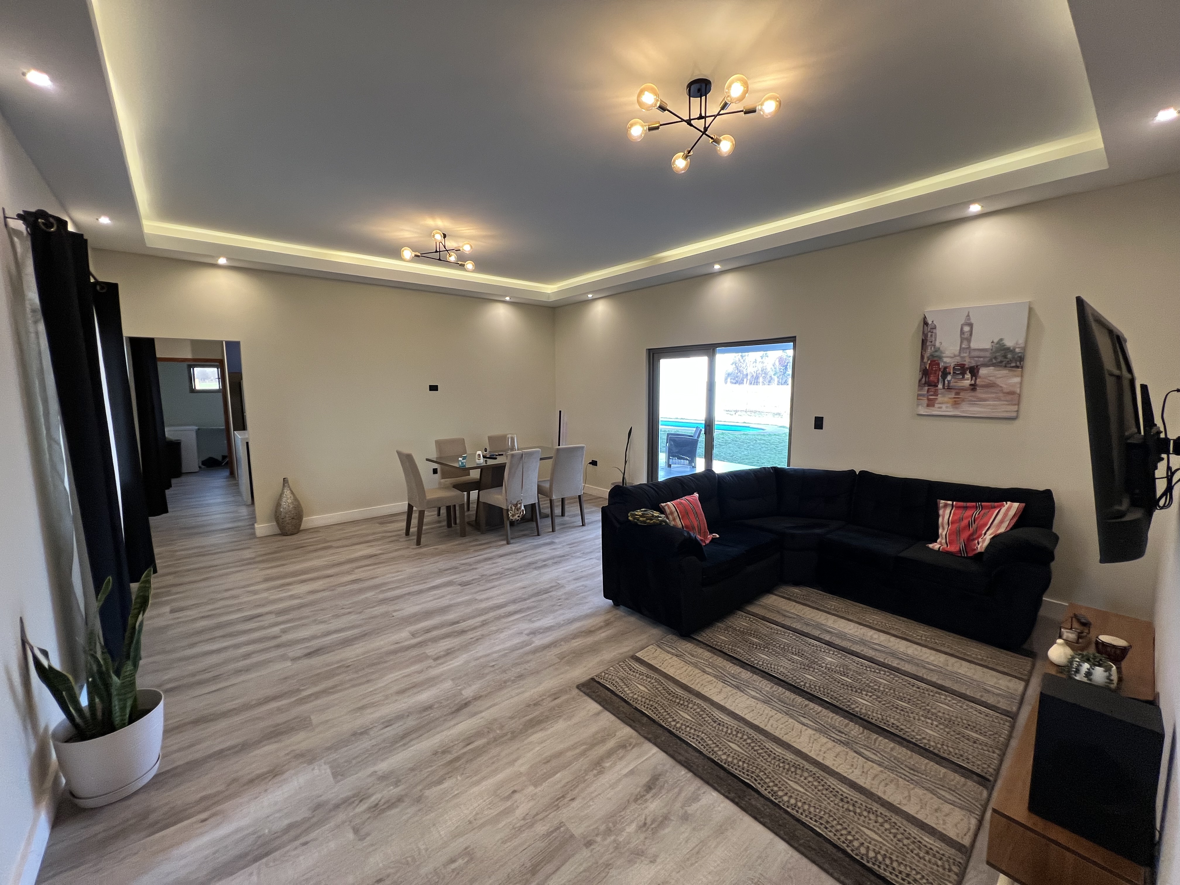 Living en doble altura con ventanales termopanel