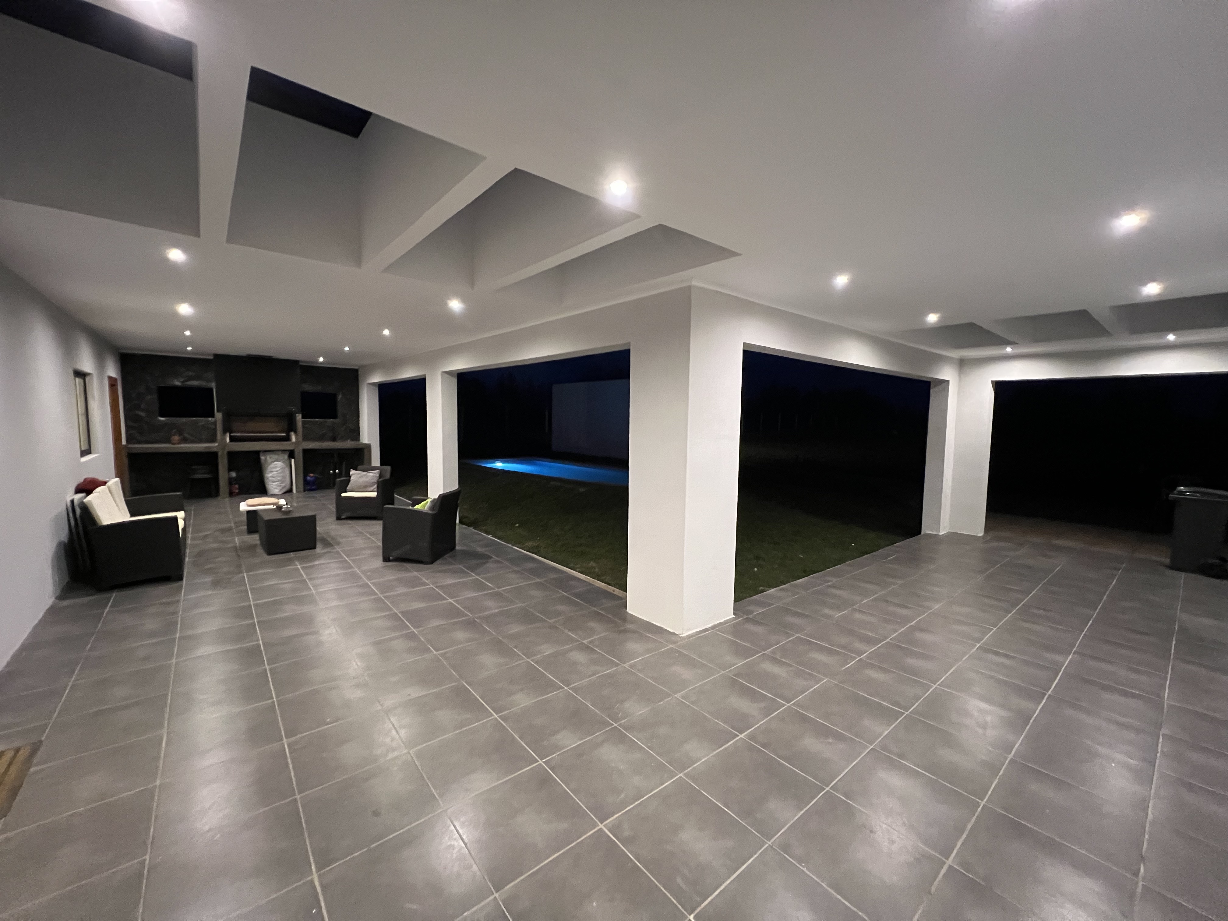 Terraza con quincho integrado y deck de madera